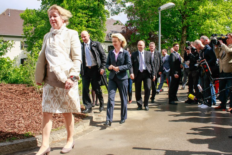 Die Präsidentin und die Verteidigungsministerin treffen ein