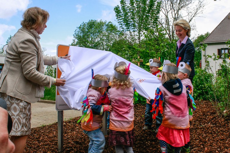 Kinder des Universitätskindergartens „Sonnenwiese“ helfen bei der Enthüllung