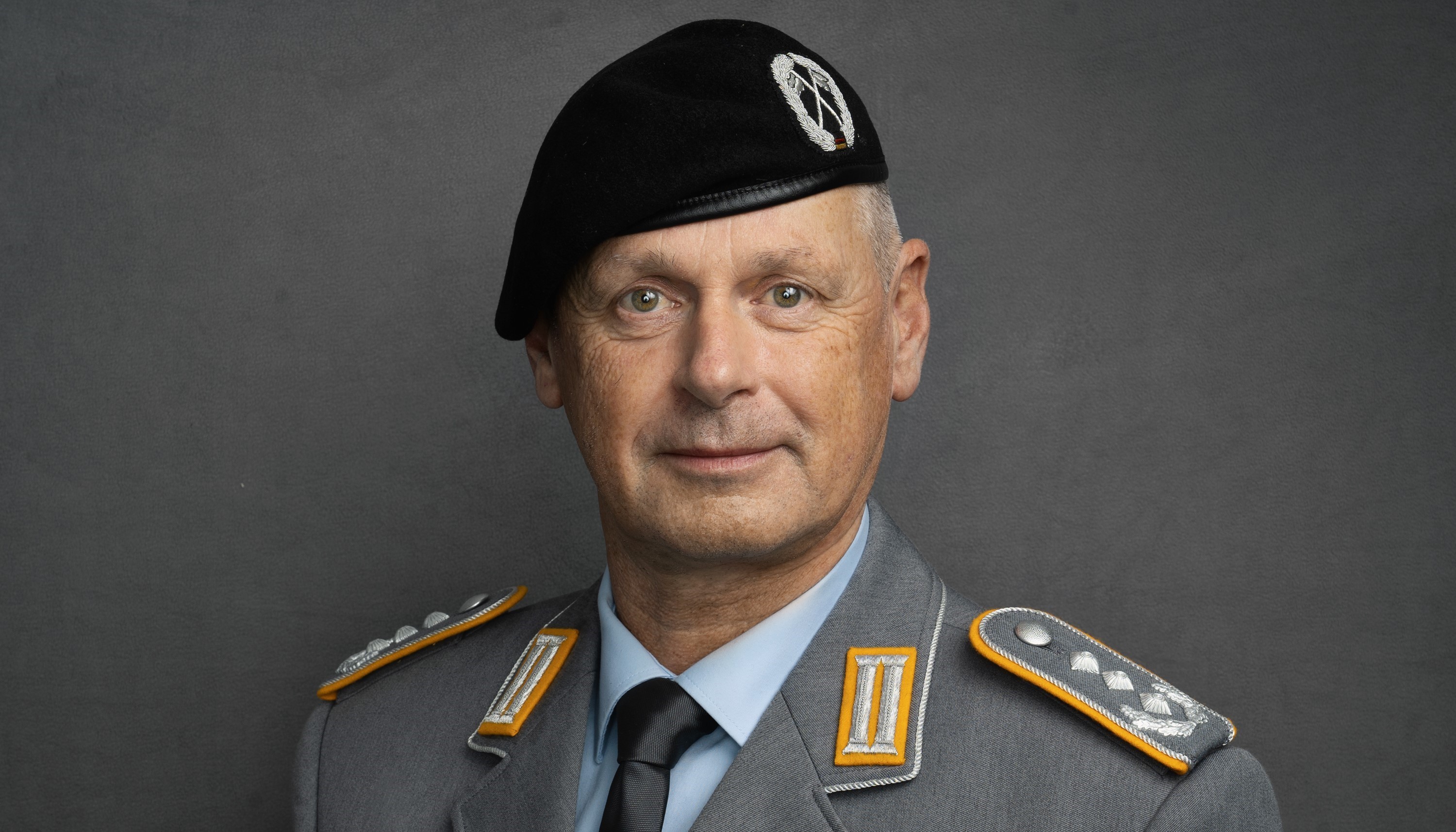 Die Bundeswehr braucht Sie! Bestehen Sie das Studium!  Ich wünsche Ihnen allen Glück und Durchhaltevermögen, Fleiß und gute Ergebnisse.   Matthias Henkelmann Oberst und Leiter Studierendenbereich