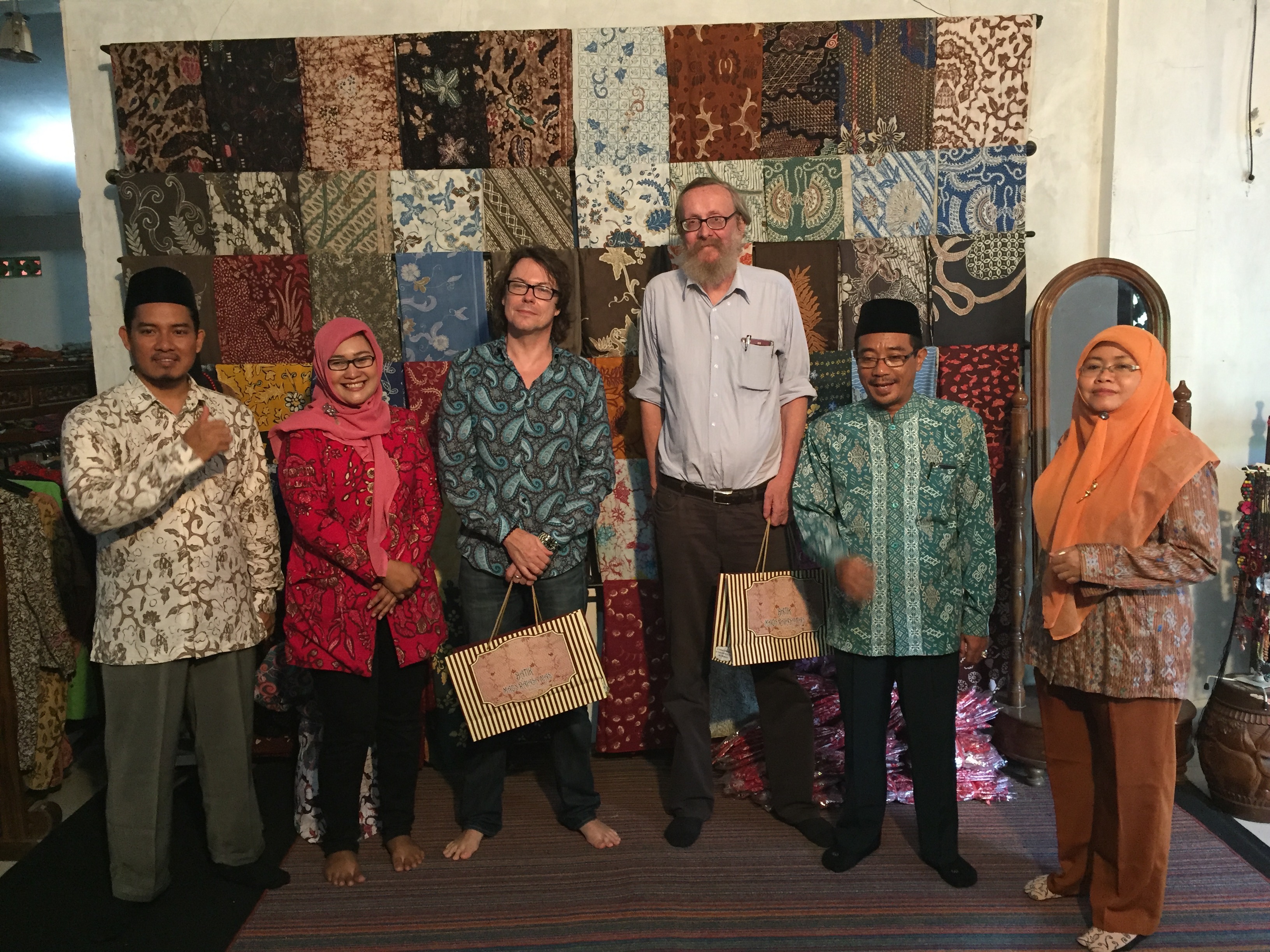 Besuch bei UNUGHA Cilacap/Java Batikproduktion - mit Dr. Gero v. Harder
