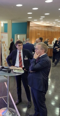 Verteidigungsminister Boris Pistorius (rechts) im Austausch mit Prof. Thomas Braml (links).