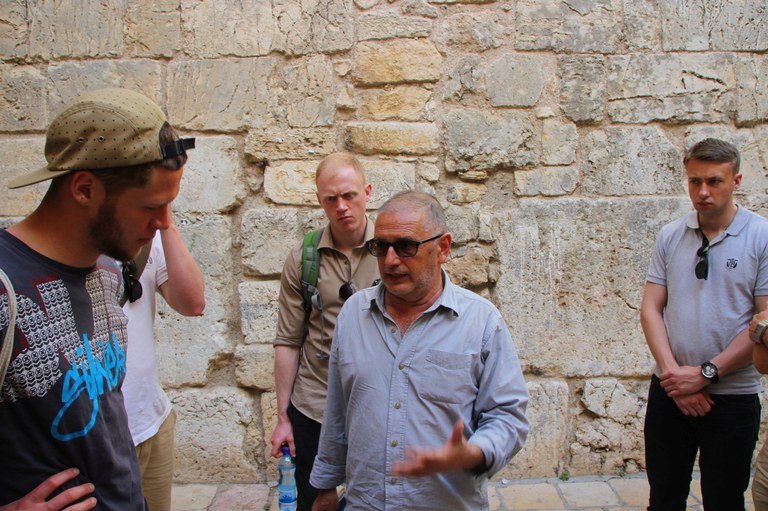 Meir Margalit mit Studierenden