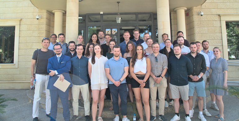 Gruppe vor EU-Vertretung