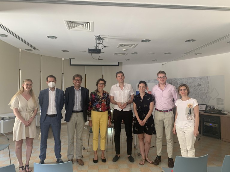 Dozenten und Projektoffiziere mit deutscher Botschafterin