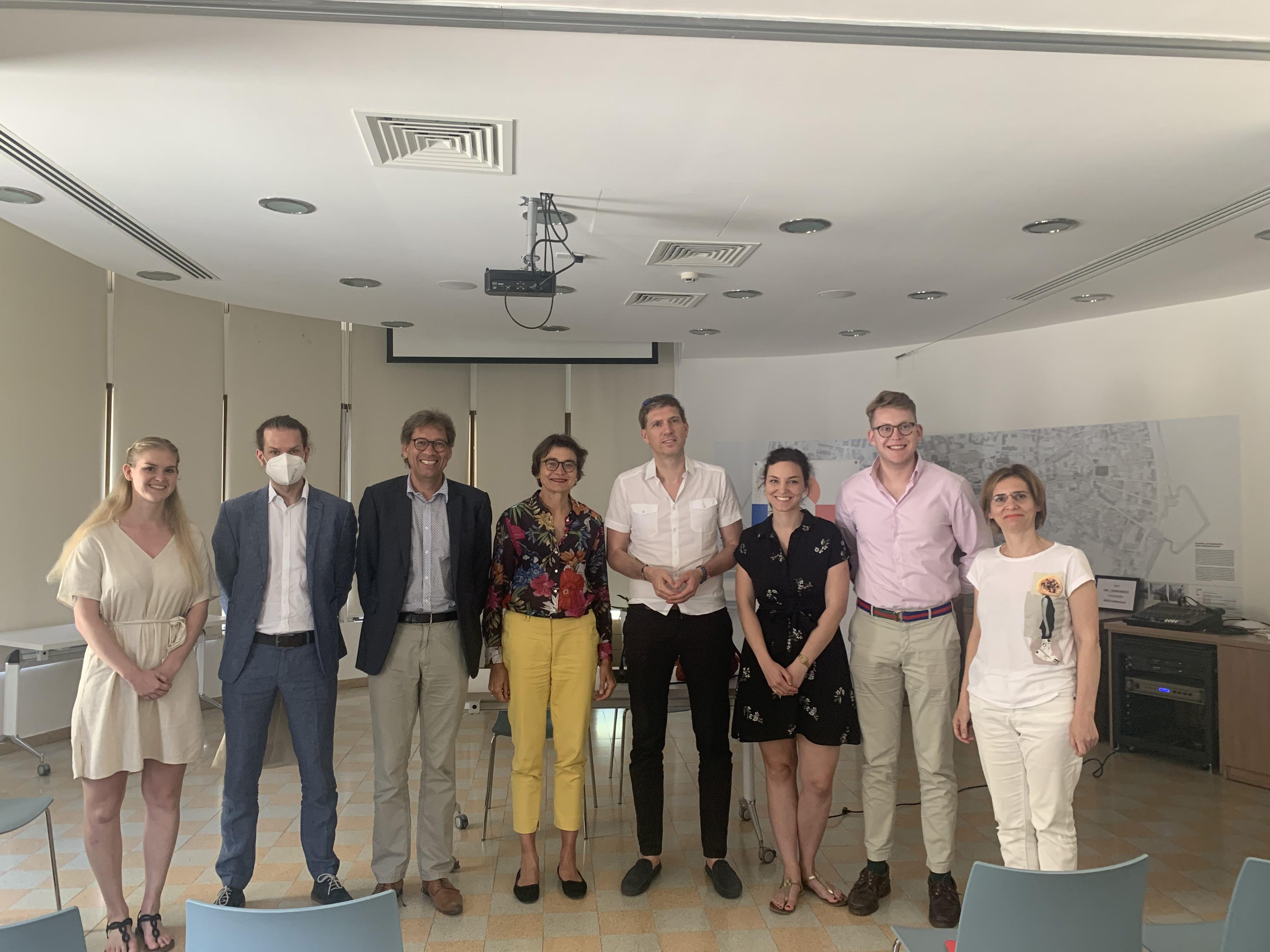 Dozenten und Projektoffiziere mit deutscher Botschafterin