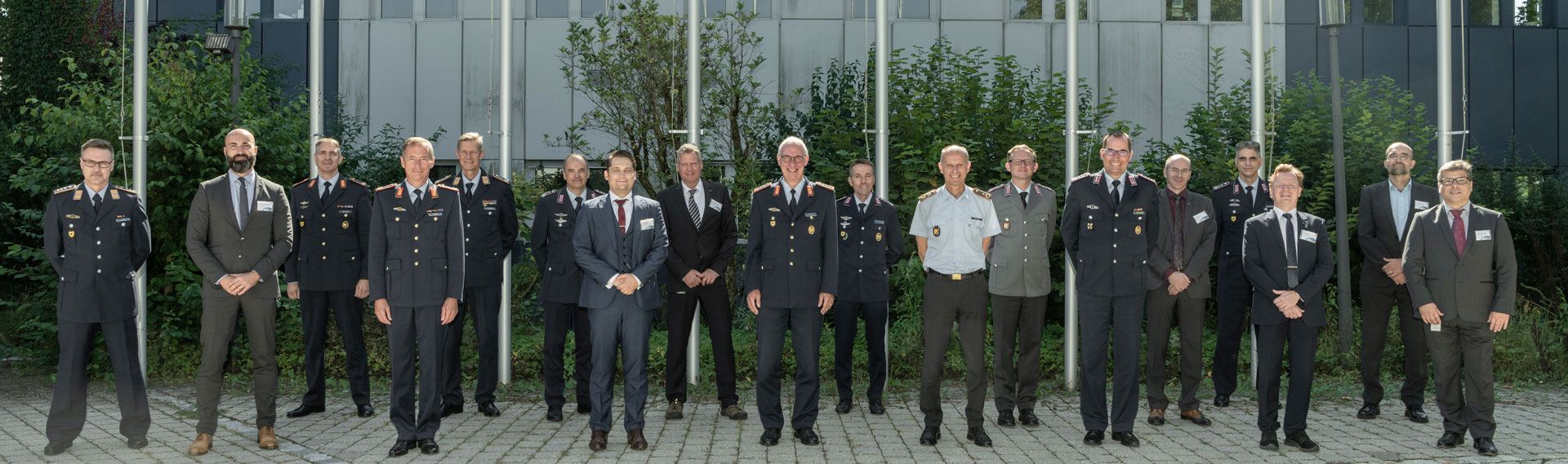 Group picture of all participants of the DLR compact course on space flight for the German Air Force