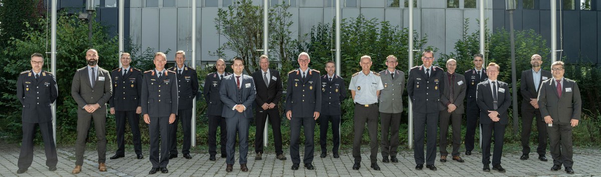 Gruppenbild aller Teilnehmer des DLR Kompaktkurses Raumfahrt für die Luftwaffe