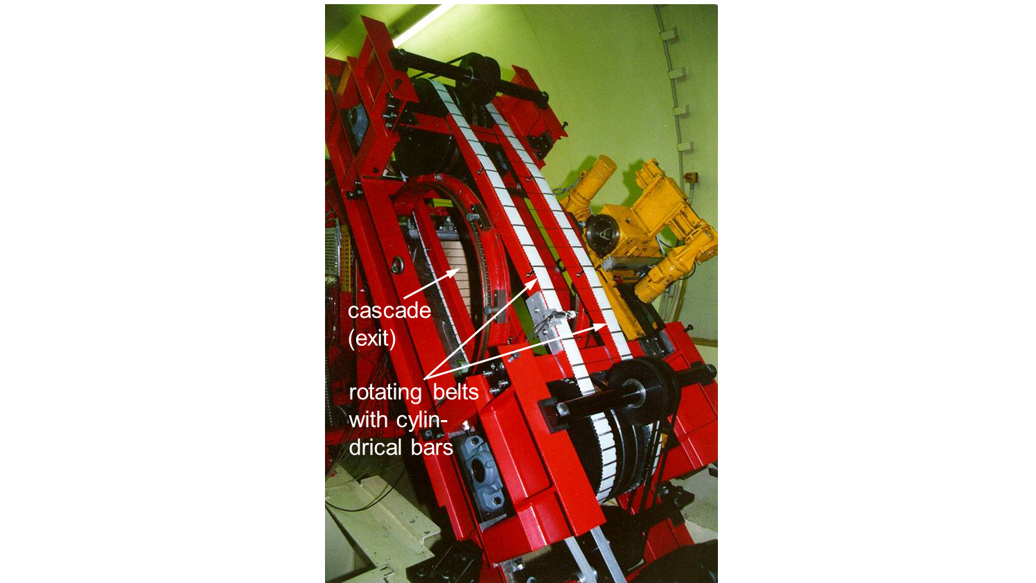 The installation of the "transient inflow generator" (dt.: Erzeuger Instationärer Zuströmung, EIZ) offers the possibility to perform investigations under periodically transient inflow conditions in the high-speed cascade wind tunnel. For this purpose, 2mm thick bars are moved through the inflow at variable pitch and velocity. This allows to simulate the rotor-stator interaction.