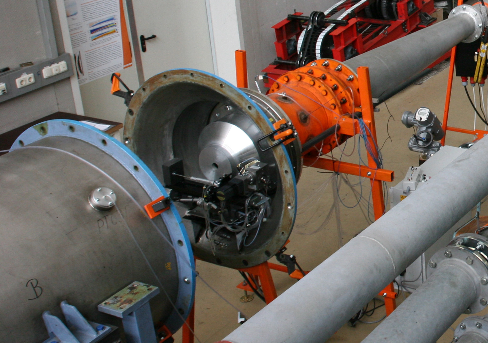 Für Untersuchungen im Freistrahl und zur Kalibrierung von Hitzdraht- oder pneumatischen Mehr-Loch-Sonden steht am Institut für Strahlantriebe der Mehrzweck-Windkanal zur Verfügung. Der Kanal wird durch einen Schraubenverdichter mit Luft versorgt und ermöglicht die flexible Installation von Versuchsaufbauten mit verschiedenen Messtechniken. Durch die geschlossene Messtrecke sind Untersuchungen auch bei Überdruck möglich. Über einer Bypass-Klappe vor der Düse und einer Drosselklappe hinter der Messtrecke kann der Betriebspunkt flexibel eingestellt werden. Des Weiteren soll zukünftig eine Vakuumpumpe Untersuchungen im Unterdruck ermöglichen.