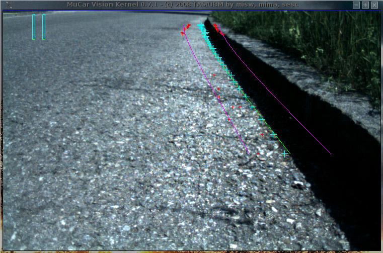Kleinroboter trackt und folgt autonom dem Verlauf eines Randsteins