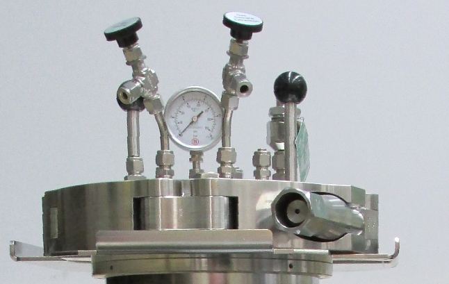 Autoclave lid with manometer and valves