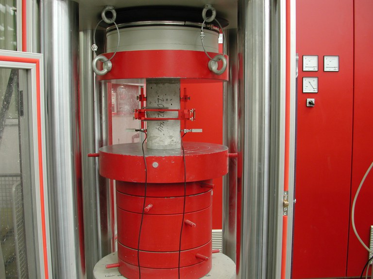 Prüfpresse mit eingebautem Betonzylinder und montierten Wegausnehmer für die Prüfung des Elastizitätsmoduls