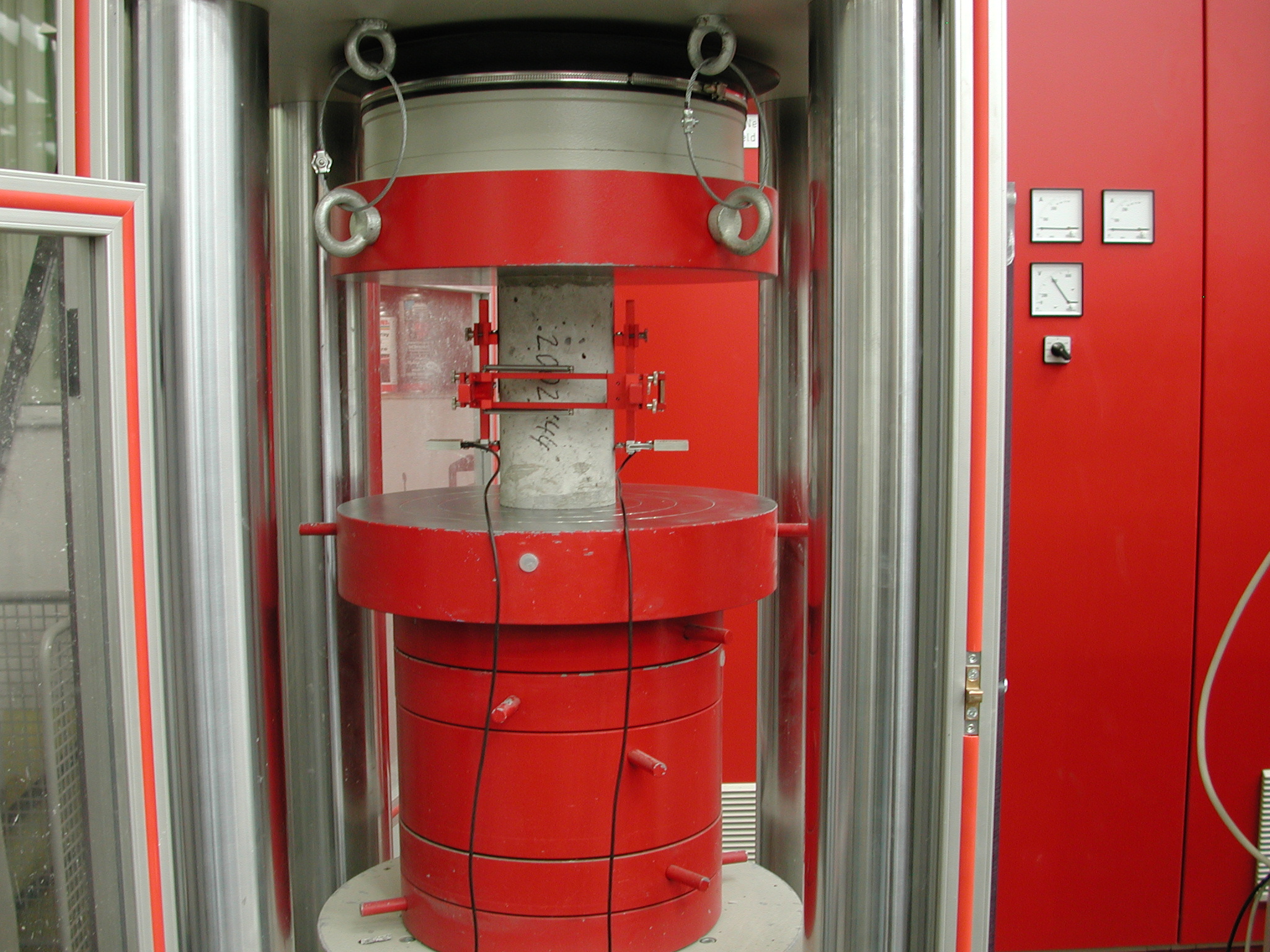 Prüfpresse mit eingebautem Betonzylinder und montierten Wegausnehmer für die Prüfung des Elastizitätsmoduls