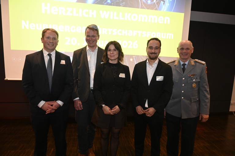 Prof. Dr. Christoph Peters, Nico Kelling, Vice President und Head of CoE Artificial Intelligence bei Infineon Technologies, Kathrin Thyes, Organisatorin Wirtschaftsforum Neubiberg Thomas Pardeller, Bürgermeister Neubiberg Oberst Dipl.-Päd. Matthias Henkelmann, Leiter Studienbereich UniBw